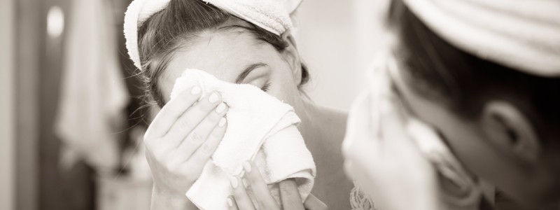 woman-washing-face-silly-season-skin-tips-journ-harley-street-emporium